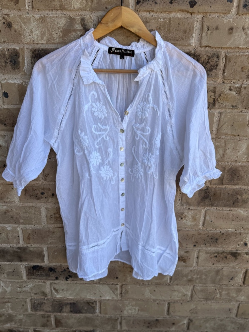 JP and Mattie White Embroidered Button-Up Blouse size Large NWOT